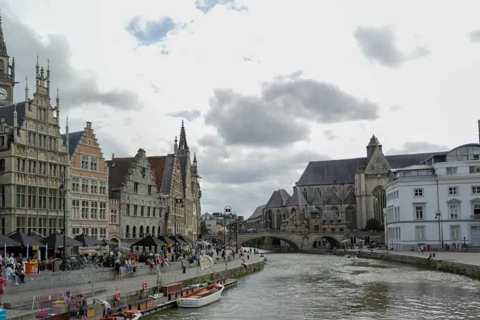 Boten op een rivier voor rijen historische gevels